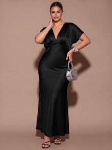SHEIN BAE CURVE فستان نسائي مقاس كبير بلون موحد بياقة على شكل حرف V كاجوال للحفلات والسفر - الأسود - مشاهدة 4