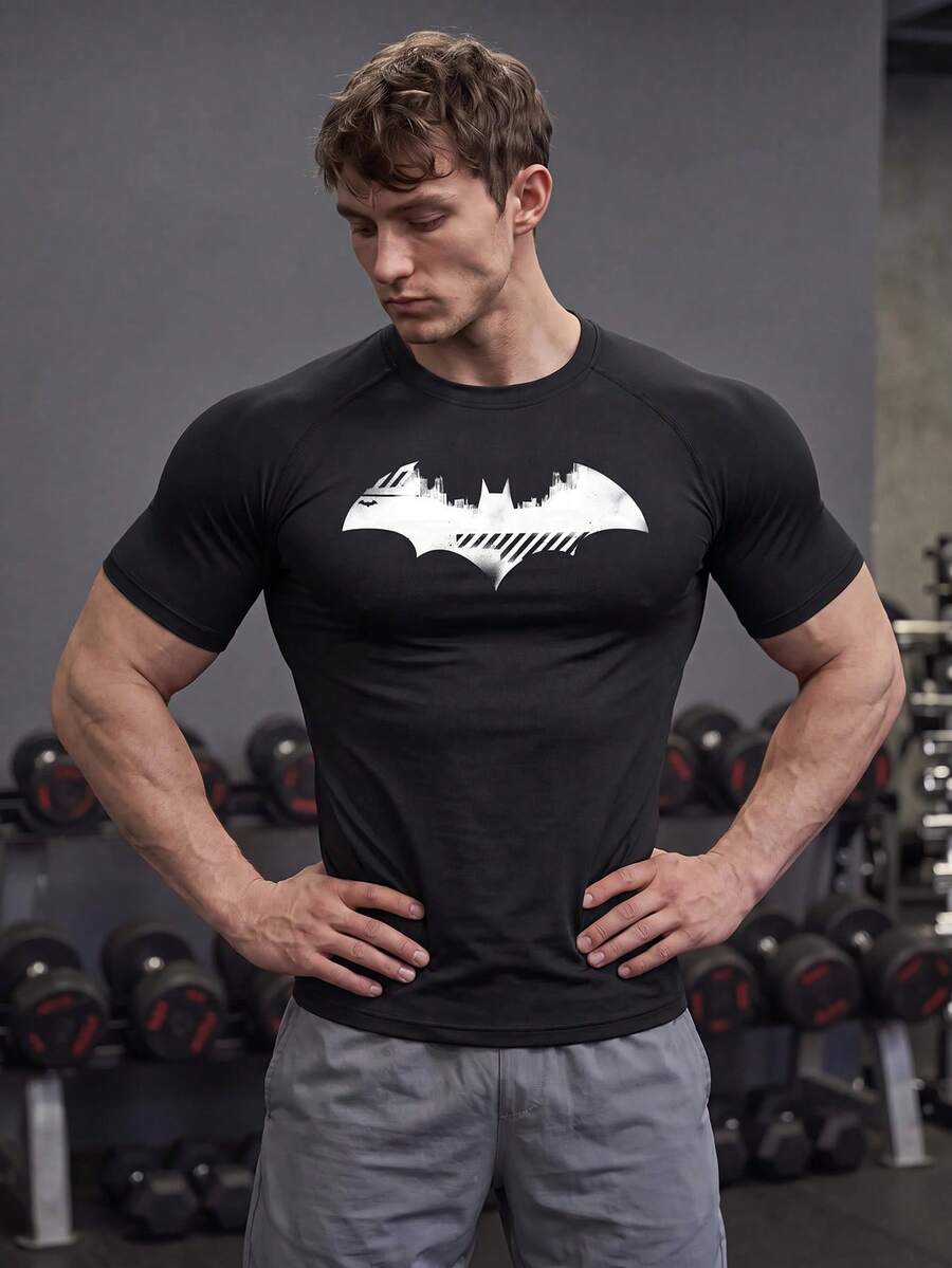 BATMAN X SHEIN GymBeat 男款蝙蝠印花修身短袖運動休閒T恤,健身房適用 - 黑色 - 查看 1