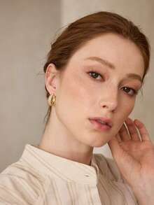 MOTF PREMIUM SEMI-DENSE DIAMOND-SET STAGGERED DOUBLE-CIRCLE EARRINGS, HEAVY INDUSTRY TWIST RING LIGHT LUXURY DINNER DRESS EARRINGS - Gold - View 9