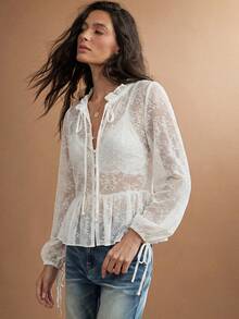 WESTFADE Blusa de malla transparente con lunares, cuello alto, lazo delantero, volantes, peplum y manga larga, estilo lindo para otoño - Beis - Ver 3