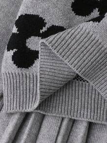SHEIN Vintaside Kids 少女甜美百搭圆领蓝色毛衣搭配碎花百褶裙，适合居家、外出、派对、返校、冬季、圣诞节、万圣节等场合。这款开衫毛衣适合秋季穿着，也可作为上衣、裙子或圣诞毛衣穿着。舒适百搭，适合新生儿、幼儿等各种场合。 - 玫紅色 - 查看 1