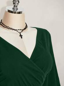SHEIN ICON 女款大尺碼交叉V領荷葉袖時尚T恤 - 墨綠色 - 查看 6