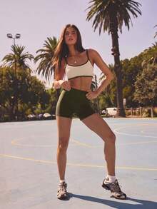 Aralina 女款夏季運動套裝 細肩帶對比飾邊圓領短版上衣搭配高腰緊身短褲 健身短褲休閒世界盃球迷穿搭 - 卡其色 - 查看 5