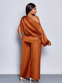 SOLERSUN 女士时尚纯色优雅褶皱不对称领口时尚精致蝙蝠袖不对称下摆缎面衬衫和直腿优雅长裤套装 - 棕色 - 查看 2