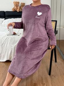 Napfluff CURVE Napfluff CURVE قميص نوم طويل الأكمام من الفلانيل مطرز بالقلوب مقاس كبير مريح وناعم من الفرو - الأرجواني - مشاهدة 4