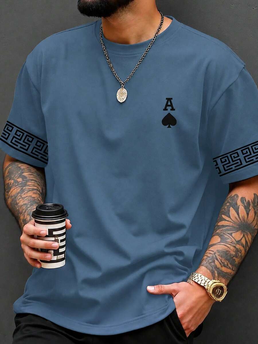 Manfinity Roughcore 男士大尺碼時尚字母與黑桃 A 圖案印花短袖休閒 T 恤,極簡高端百搭,送給男友與家人的禮物 - 藍色 - 查看 1