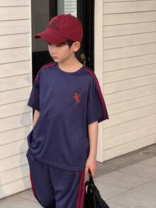 SHEIN 两件套男童休闲短袖上衣和长裤套装，舒适百搭的运动简约风，适合室内、室外、日常、运动、玩耍、聚会、拍照、度假等各种场合，四季皆宜。 - 寶藍色 - 查看 4