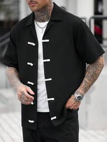 Manfinity CasualCool 男士時尚休閒青蛙鈕扣短袖襯衫，度假百搭 - 黑色 - 查看 4
