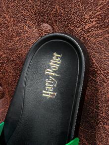 HARRY POTTER X SHEIN 女款夏季時尚卡通圖案夾腳拖鞋，愛心熊拖鞋，彩虹雲朵熊印花，居家度假休閒女鞋 - 翠綠色 - 查看 4