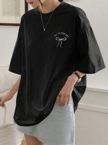 DAZY 女式夏季字母蝴蝶结印花宽松休闲 T 恤，圆领落肩袖，可爱上衣，超大 T 恤，图案 T 恤，学院风上衣 - 黑色 - 查看 4