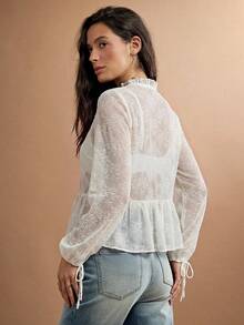WESTFADE Blusa de malla transparente con lunares, cuello alto, lazo delantero, volantes, peplum y manga larga, estilo lindo para otoño - Beis - Ver 2