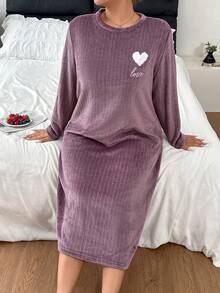 Napfluff CURVE Napfluff CURVE قميص نوم طويل الأكمام من الفلانيل مطرز بالقلوب مقاس كبير مريح وناعم من الفرو - الأرجواني - مشاهدة 6
