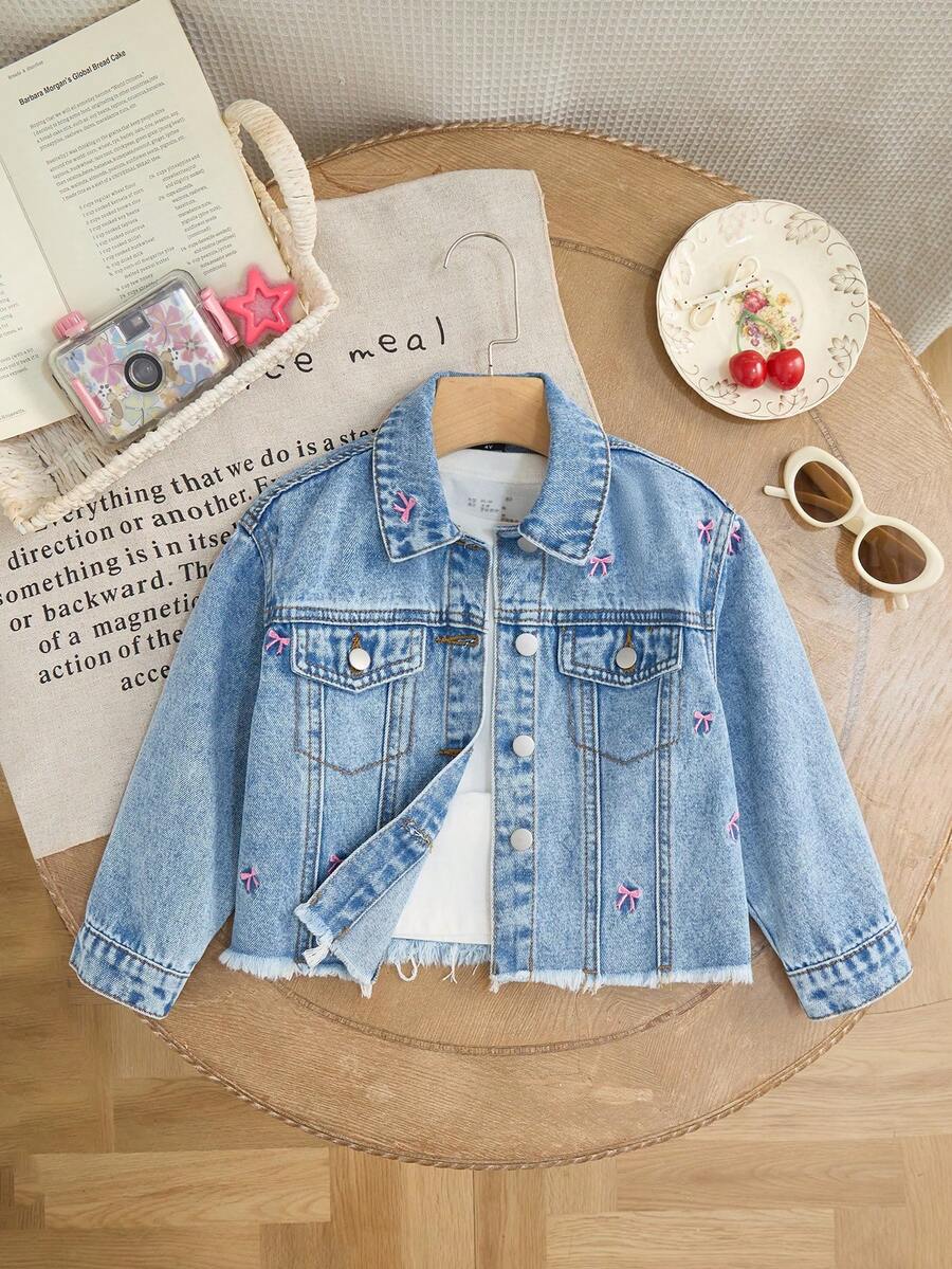 SHEIN 女童秋冬 Y2K 粉色蝴蝶結刺繡藍色牛仔寬鬆夾克,適合女童校服、萬聖節與聖誕節穿搭夾克 - 淺色水洗藍 - 查看 1