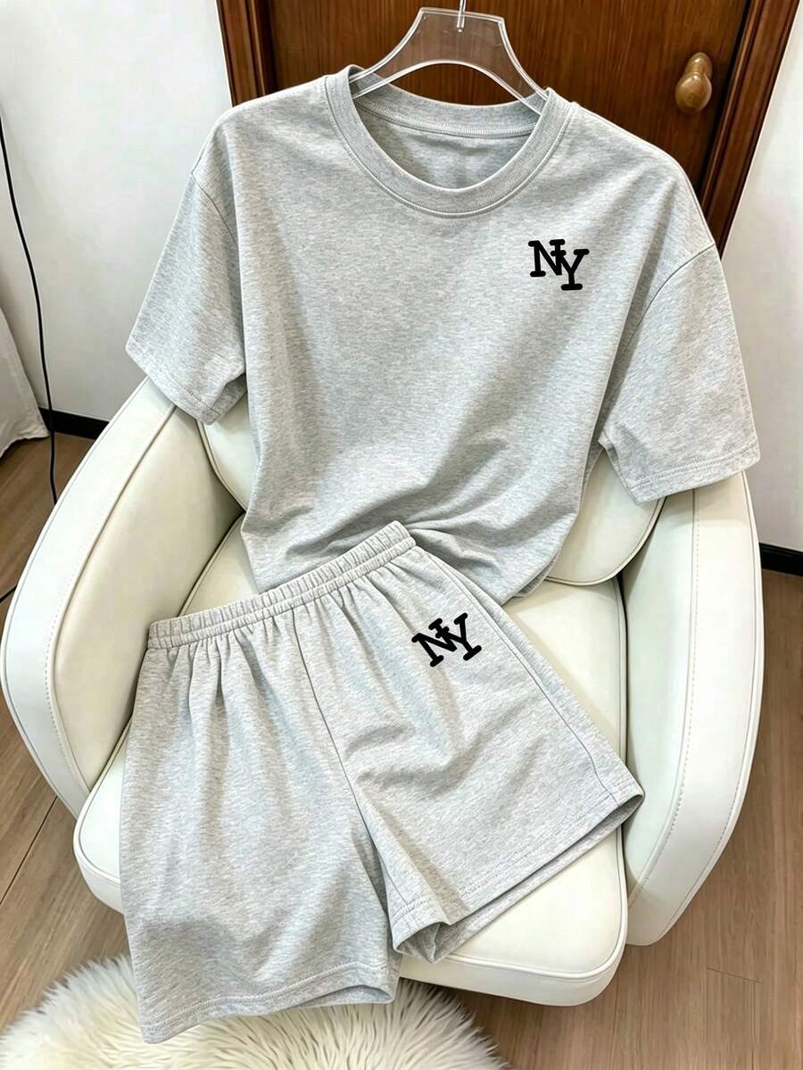 Resyla 女款 2 件組休閒套裝,灰色 New York NY 字母印花圓領短袖 T 恤,適合日常穿著、運動、居家、夏季日常 - 淺灰色 - 查看 1
