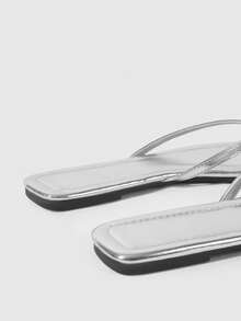 Grefit Sandal Jepit Perak, Bertatahkan Dekorasi Piramida Emas Retro, Bentuk yang Berani dan Avant-Garde, Cocok untuk Gaya Liburan, Pakaian Jalanan Musim Semi atau Santai - Perak 6y - View 4