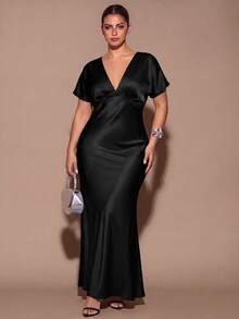 SHEIN BAE CURVE فستان نسائي مقاس كبير بلون موحد بياقة على شكل حرف V كاجوال للحفلات والسفر - الأسود - مشاهدة 1
