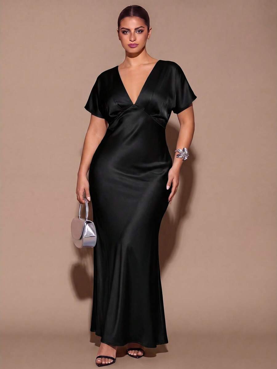 SHEIN BAE CURVE فستان نسائي مقاس كبير بلون موحد بياقة على شكل حرف V كاجوال للحفلات والسفر - الأسود - مشاهدة 1