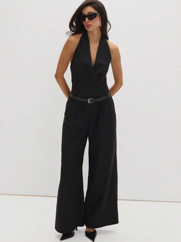 MUSEYN Jumpsuit Halterneck Hitam dengan Model Lilitan Depan dan Sabuk