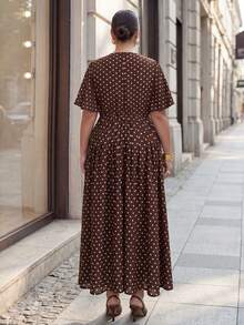 Chikora Vestido elegante de talla grande para mujer con estampado de lunares, diseño de botones y volantes en mangas cortas - Marrón - Ver 2