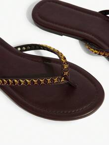 Grefit Chanclas con remaches color burdeos, audaces y vanguardistas, adecuadas para estilo de vacaciones, ropa de calle de primavera o estilo relajado de invitado de verano - Marrón oscuro 2s - Ver 8