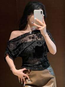 DAZY 女式花卉印花不对称肩短袖休闲T恤，女式短款上衣 - 黑色 - 查看 5