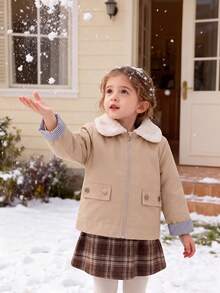 SHEIN Elladie kids 女童 Madeline 複合材質短版夾克 1 件，柔軟保暖，領口與下擺設計，甜美銀色前拉鍊，穿脫方便，對稱假口袋，圓鈕裝飾，精緻修身，俏皮比例，復古甜酷時尚，秋冬款 - 卡其色 - 查看 8