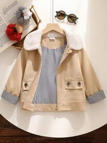 SHEIN Elladie kids 女童 Madeline 複合材質短版夾克 1 件，柔軟保暖，領口與下擺設計，甜美銀色前拉鍊，穿脫方便，對稱假口袋，圓鈕裝飾，精緻修身，俏皮比例，復古甜酷時尚，秋冬款 - 卡其色 - 查看 1