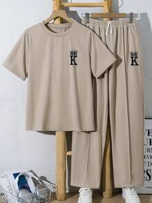 SHEIN 青少年男童两件套休闲运动学院风复古圆领卡其色T恤和长裤套装，带章节装饰，适合生日派对、晚宴、演出、婚礼、洗礼、开幕式等场合，日常穿着舒适，适合上学、旅行、运动，也适合春夏穿着。 - 卡其色 - 查看 3