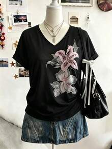 Lalippa 小眾設計黑色百合花卉印花短袖T恤上衣，極簡溫柔風女款V領直筒剪裁襯衫，適合夏季日常休閒、度假與街頭穿搭 - 黑色 - 查看 3