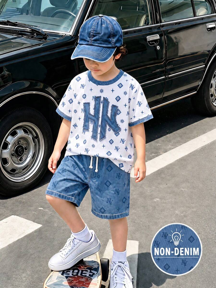 SHEIN 小男孩 T-Shirt 套裝,男孩正面吸睛幾何圖案字母滿版印花圓領短袖針織套頭上衣搭配仿牛仔藍色梭織短褲,男孩短袖短褲套裝,男孩 2 件套,適合 4-7 歲,休閒風格,美式復古風 - 彩色 - 查看 1