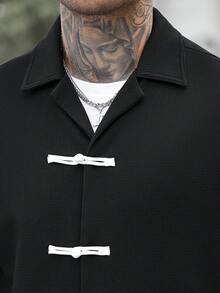 Manfinity CasualCool 男士時尚休閒青蛙鈕扣短袖襯衫，度假百搭 - 黑色 - 查看 5