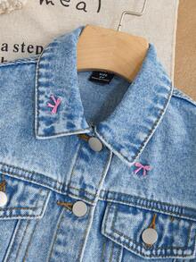 SHEIN 女童秋冬 Y2K 粉色蝴蝶結刺繡藍色牛仔寬鬆夾克，適合女童校服、萬聖節與聖誕節穿搭夾克 - 淺色水洗藍 - 查看 4