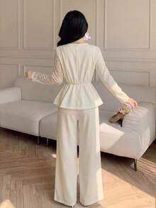 Celisse Costume d'affaires mature d'automne avec panneau en dentelle, blazer enveloppant à manches longues avec décoration de perles & pantalon large, couleur pâle - Nude - Voir 2