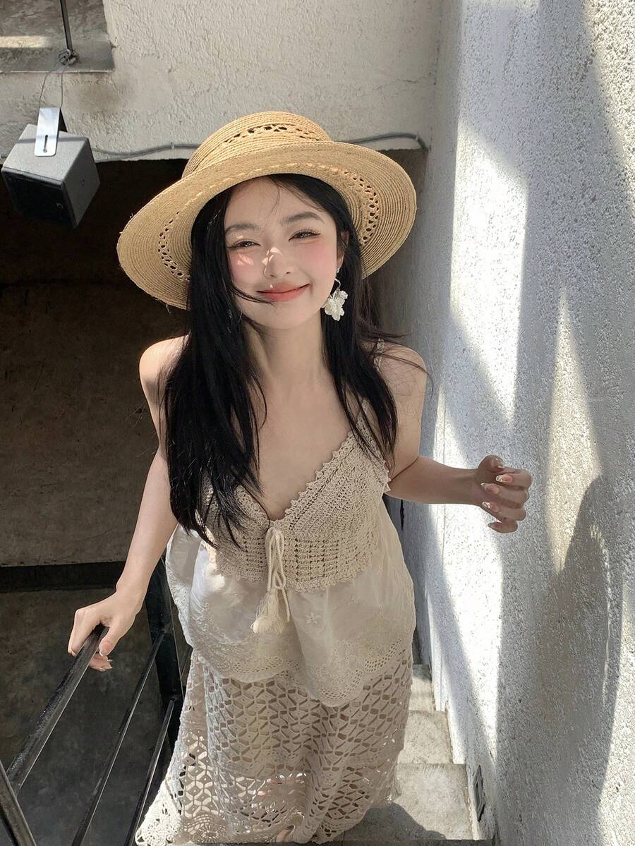 DAZY 女款度假蕾絲拼接細肩帶上衣與迷你裙兩件套,韓風短套裝,夏季女款居家休閒套裝 - 白色 - 查看 1