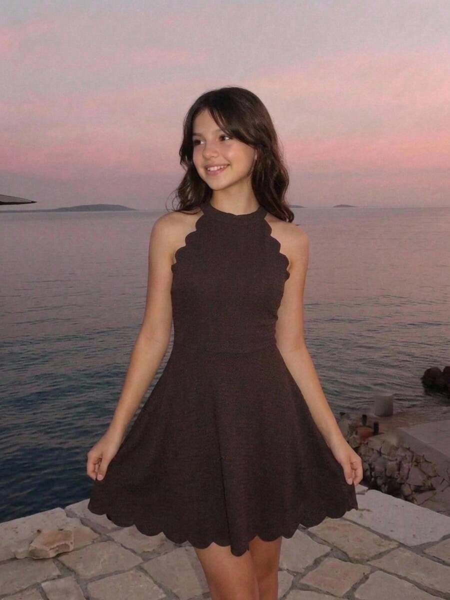 SHEIN Pitira 少女深棕色紋理掛脖洋裝,半高領掛脖設計,波浪邊露肩,3D紋理面料,收腰大裙擺輪廓,復古甜酷風童裝,春秋日常穿著,生日穿搭,小眾設計女童洋裝 - 咖啡棕 - 查看 1