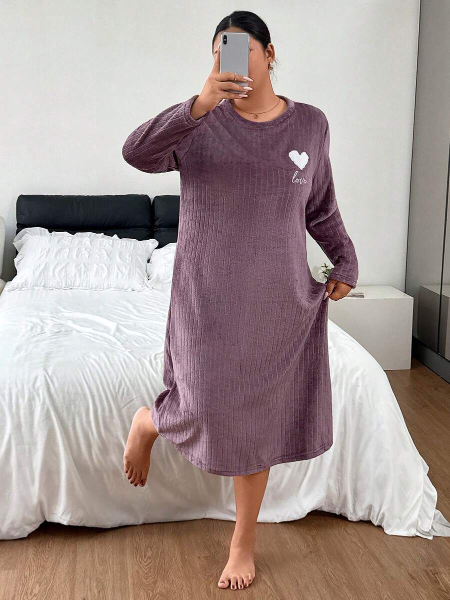 Napfluff CURVE Napfluff CURVE قميص نوم طويل الأكمام من الفلانيل مطرز بالقلوب مقاس كبير مريح وناعم من الفرو - الأرجواني - مشاهدة 1