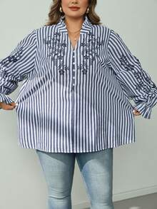 SHEIN CURVE+ قميص مطرز مخطط مطبوع بياقة واقفة وأكمام طويلة، مقاس كبير، مخطط، شتاء 2026 22W - ازرق وابيض - مشاهدة 6