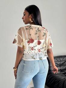 SHEIN PETITE CURVE 夏季度假女款花卉刺繡時尚上衣，女士性感荷葉邊飾，透視落肩圓領寬鬆多彩滿版印花，花卉植物女上衣，春/夏，休閒日常穿著 - 米色 - 查看 2