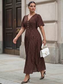 Chikora Vestido elegante de talla grande para mujer con estampado de lunares, diseño de botones y volantes en mangas cortas - Marrón - Ver 4