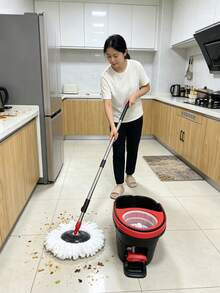 踏板式旋轉拖把－免洗雙驅動伸縮桿 360° 旋轉拖把桶套組－適用於居家、廚房、浴室與辦公室清潔－附 3 片超細纖維拖布與大面積掃地功能 - 黑紅色 - 查看 3