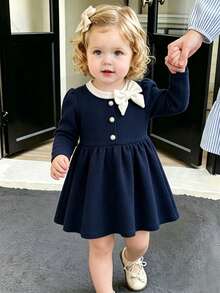 SHEIN 女嬰幼兒公主洋裝 優雅甜美 海軍藍 蝴蝶結鈕扣珍珠裝飾 百褶長袖圓領 常規款 派對秋季返校裝飾 - 藏蓝色 - 查看 2
