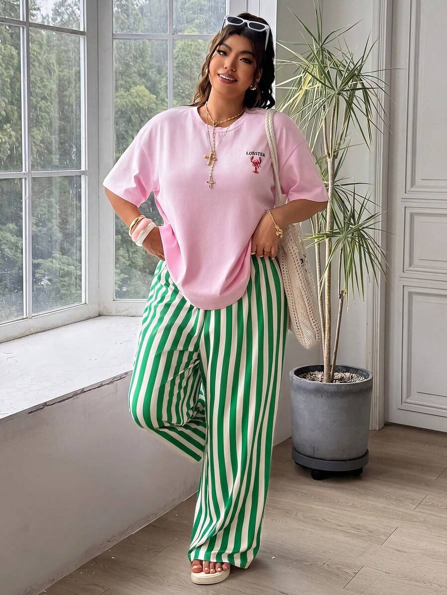 SHEIN EZwear 大尺碼女款字母印花短袖T恤與條紋長褲休閒街頭風兩件套 正式度假風 粉色白色與綠色 夏季 - 彩色 - 查看 1
