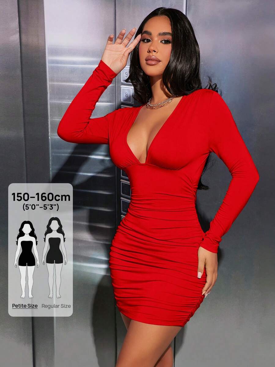 SHEIN PETITE Vestido ajustado con escote profundo y fruncido, para mujeres de talla pequeña - Rojo - Ver 1
