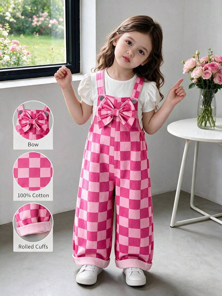 SHEIN Genkimix Kids 幼女時尚百搭牛仔吊帶褲,適合幼兒,春夏秋冬四季穿著,粉色格紋蝴蝶結設計,增添可愛氛圍,胸前大蝴蝶結設計,寬鬆直筒褲管,柔軟舒適面料,適合日常外出與上學通勤 - 粉色 - 查看 1