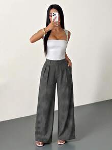 SHEIN PETITE 女款極簡現代灰色條紋西裝褲－高腰寬腿褲，適合休閒、商務、通勤與正式場合。這款灰色條紋寬腿褲採用寬鬆版型與百褶設計，兼具休閒與專業風格 - 灰色 - 查看 5