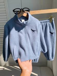 SHEIN 2件組男嬰秋冬可愛休閒百搭街頭風藍色刺繡圖案立領夾克外套與長褲套裝，藍色套裝，秋冬套裝，嬰兒套裝，夾克套裝 - 彩色 - 查看 8