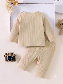 SHEIN Conjunto básico casual para bebé niño recién nacido con top de tela acanalada con estampado de oso y diseño de bolsillo - Caqui - Ver 2