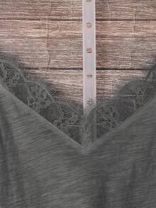 SHEIN VCAY 大尺碼女款白色針織細肩帶背心，100%棉混紡布料，V領蕾絲拼接針織背心，夏季度假風 - 灰色 - 查看 3