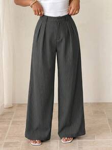 SHEIN PETITE 女款極簡現代灰色條紋西裝褲－高腰寬腿褲，適合休閒、商務、通勤與正式場合。這款灰色條紋寬腿褲採用寬鬆版型與百褶設計，兼具休閒與專業風格 - 灰色 - 查看 6
