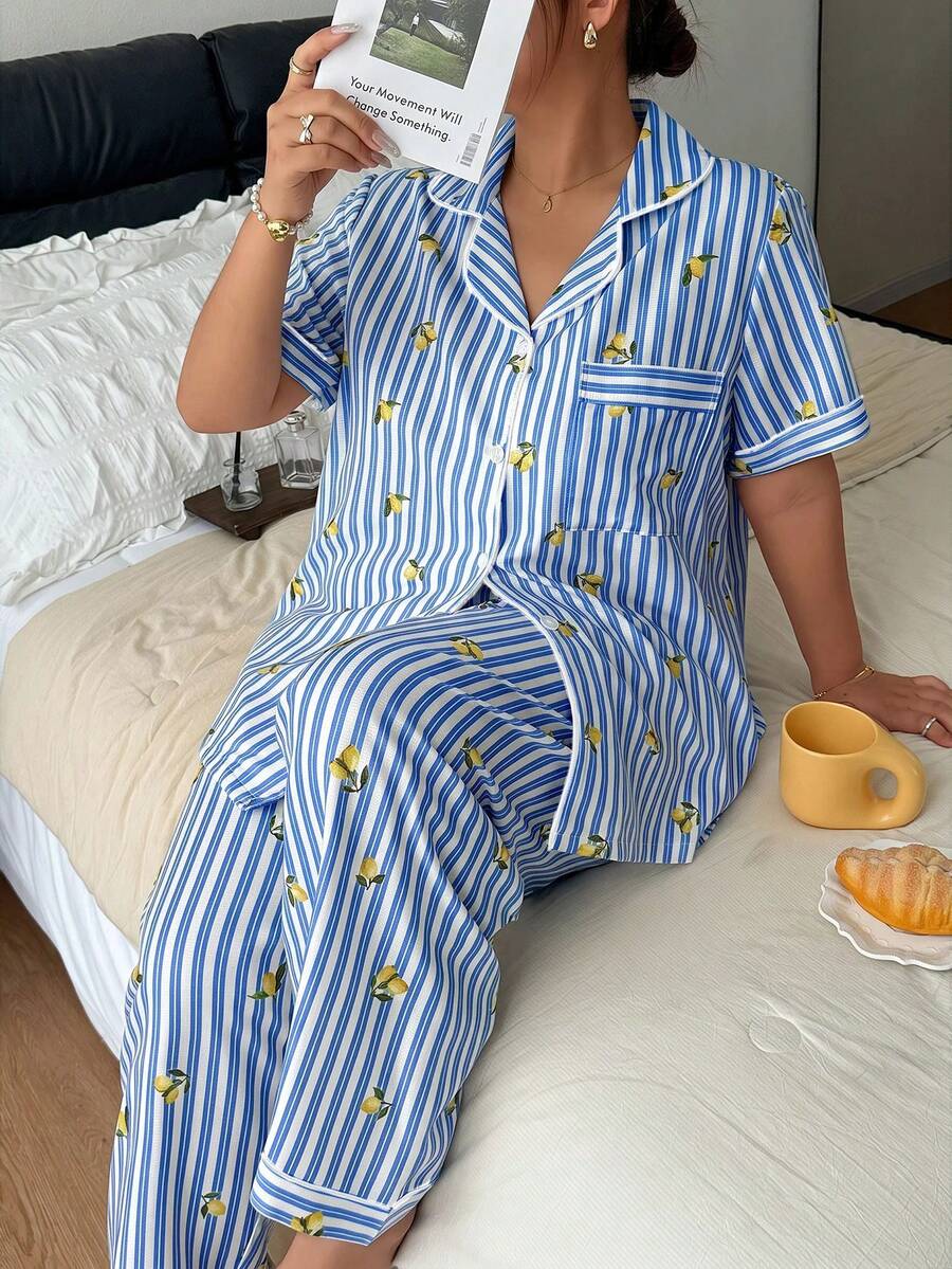 Napfluff CURVE Napfluff CURVE 檸檬條紋印花翻領前扣短袖長褲大尺碼睡衣套裝 - 藍色 - 查看 1